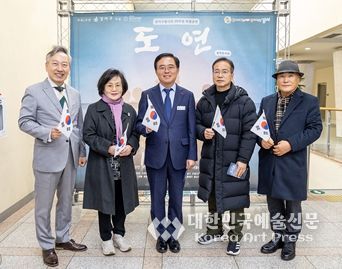 진교훈 서울 강서구청장(가운데)이 강서구민회관에서 열린 창작뮤지컬 ‘도연’ 관람에 앞서 손태극기를 들고 기념촬영을 하고 있다. 김진호 강서문화원장, 김도연 선생의 친손녀 김충희 여사, 진 구청장, 김윤수 광복회강서지회장, 김용백 강서보훈연합회장(왼쪽부터 차례대로)