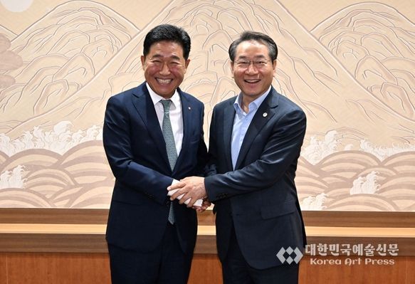 유정복시장이 박종범 세계한인경제무역협회 회장을 만나(25.7.25) 10월 개최되는 세계한인인경제인대회 추진 상황을 점검하고 있다